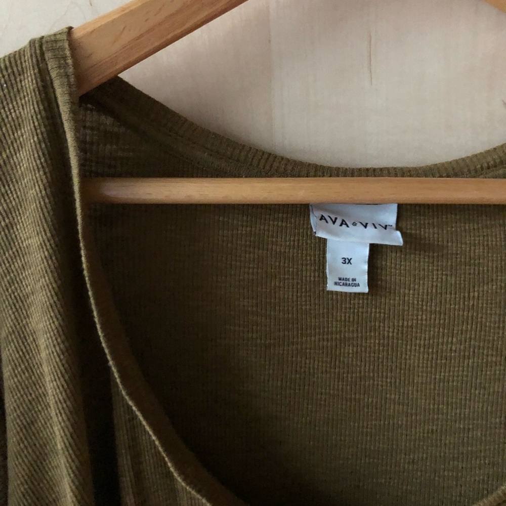 Long-sleeve scoop neck tunic.